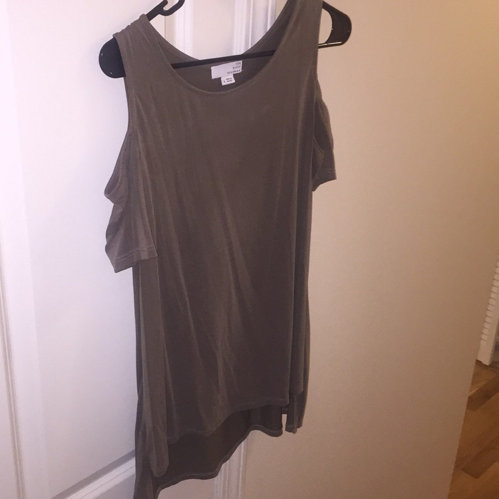 Cold shoulder tee